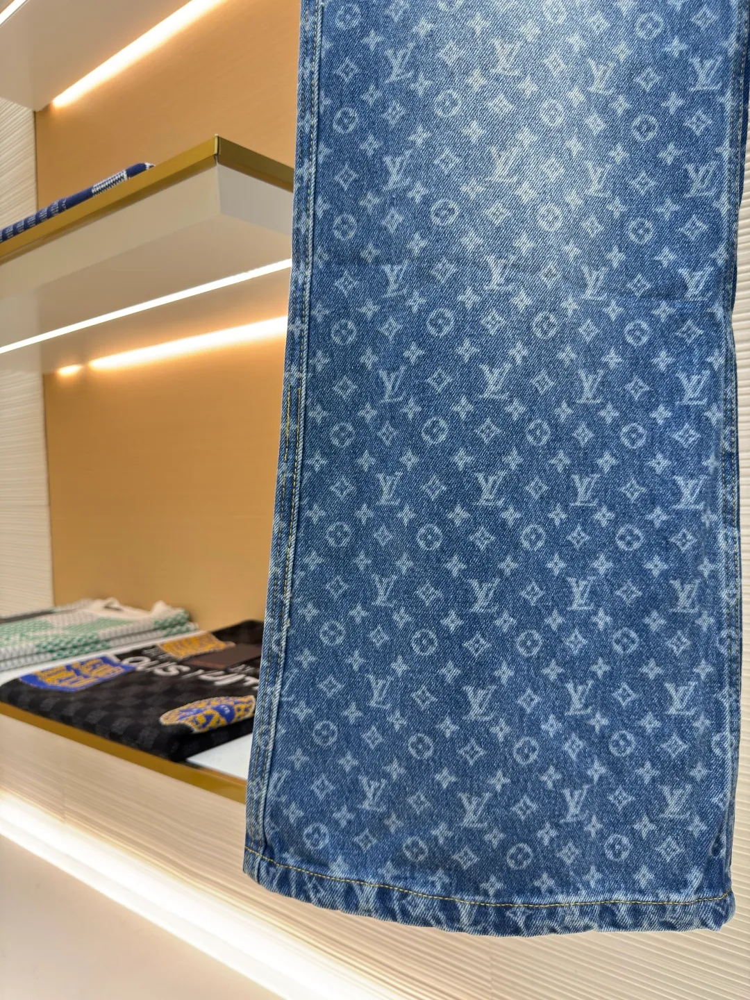LOUIS VUITTON full-print flare jeans ●Authentic product: Purchased and developed by 19100 ●Item number: 1680090-B20 ●Fabric: denim fabric ●Technology: washed production ●Version: fitted version ●Weight: about 835 grams ●Size: 36-38-40-42 ●Description: Customized blue shadow encrypted cotton classic pattern denim, as moist as cotton, comfortable and skin-friendly, indigo elegance With a retro charm and modern fashion sense, the iconic Monogram pattern is laid out on it. Every part tells the glorious history and fashion heritage of Louis Vuitton, and its leisurely flared silhouette is the soul of these pants. It exudes a sense of high-end from the inside out. It is a stunning piece in the fashion feast. The overall wiring is straight and delicate, the fabric is comfortable and soft, and the color is consistent without color difference. It can be matched with the same style to create a fashionable look and control various occasions. Customized accessories, complete with three standards, same style for men and women!